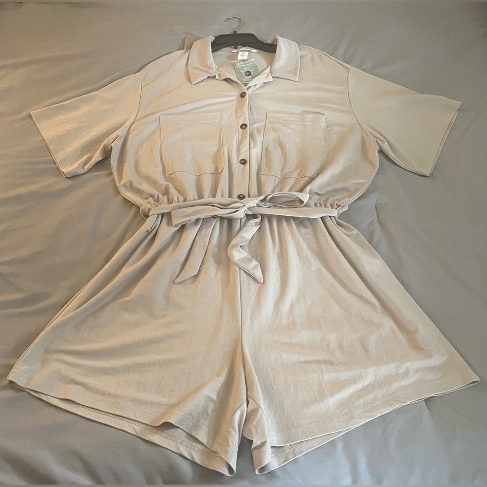 NWT H&M Women’s Dressy Romper With Elastic Waistband and Belt. Size: XL. - Picture 4 of 10
